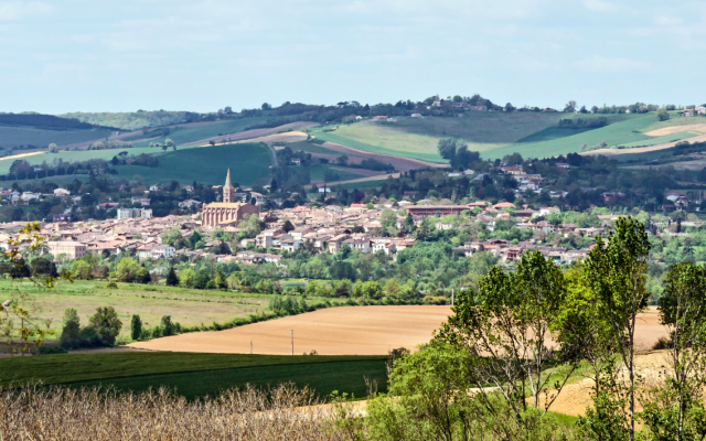 La commune de Beaumont-de-Lomagne, dans le Tarn-et-Garonne (région Occitanie). (Crédit : Didier Descouens / Wikimédia / CC BY-SA 4.0)