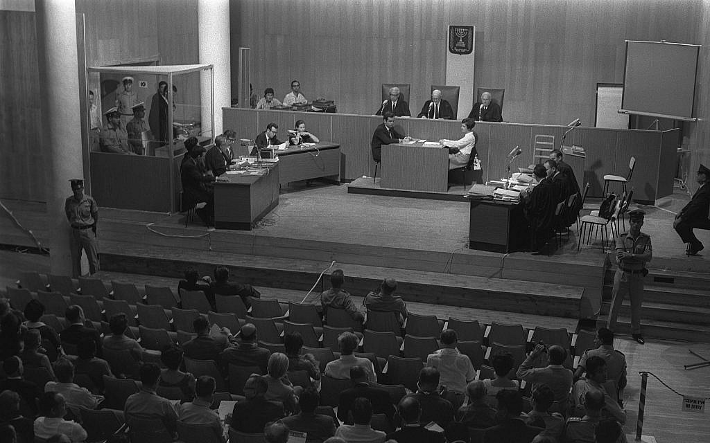La séance d'ouverture du procès de l'Australien Denis Michael Rohan pour avoir incendié la mosquée al-Aqsa, au centre des congrès Binyanei Hauma, Jérusalem, le 6 octobre 1969. (Fritz Cohen/GPO)