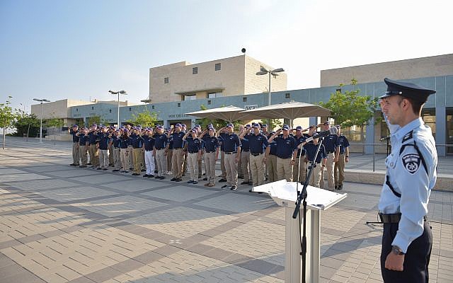 Une délégation de la police américaine participe à une cérémonie d'accueil à l'académie israélienne de police à Beit Shemesh, le 9 septembre 2019 (Crédit : Police israélienne) Une délégation de la police américaine participe à une cérémonie d'accueil à l'académie israélienne de police à Beit Shemesh, le 9 septembre 2019 (Crédit : Police israélienne)