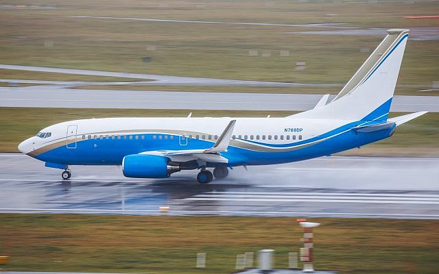 Le Boeing 737 émirati qui se pose régulièrement à Tel Aviv. (Crédit : AlbreBru / Twitter) Le Boeing 737 émirati qui se pose régulièrement à Tel Aviv. (Crédit : AlbreBru / Twitter)