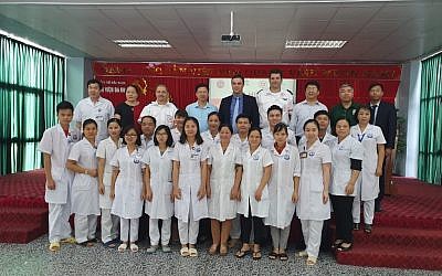 L’ambassadeur Nadav Eshcar et un groupe de stagiaires cardiologues, le 17 septembre, dans la province de Bac Kan, au Vietnam. (Crédit : Twitter / Nadav Eshcar)