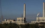 Vue générale de la centrale électrique d'Eshkol, la première à produire de l'électricité à partir du gaz naturel, dans la ville côtière d'Ashdod (Crédit : Tsafrir Abayov/Flash90)