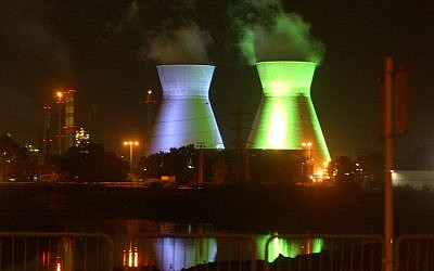 Des tours de raffineries de pétrole dans la ville portuaire de Haïfa, au nord du pays, le 16 octobre 2006. (Yossi Zamir/Flash90)