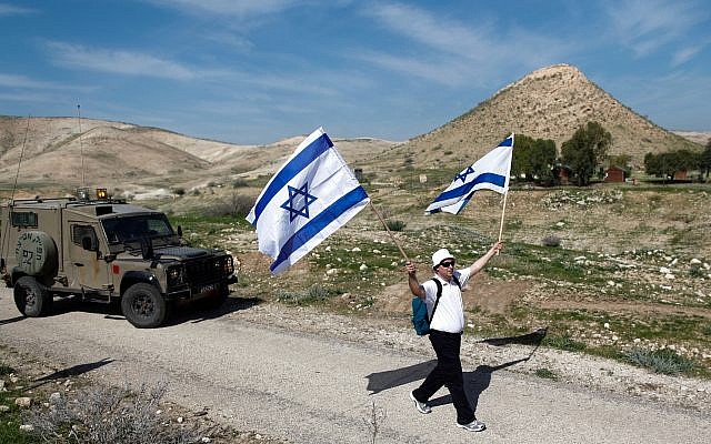 Des Israéliens prennent part à une marche de 8 kilomètres dans la vallée du Jourdain, le 21 février 2014. (Crédit : Yonatan Sindel/FLASH90)