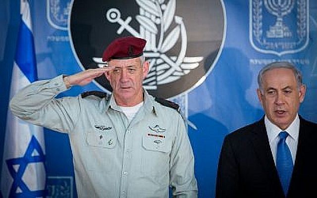 Le chef d'état-major de Tsahal de l'époque, Benny Gantz (à gauche), et le Premier ministre Benjamin Netanyahu lors d'une cérémonie organisée en l'honneur de son successeur, au cabinet du Premier ministre à Jérusalem, le 16 février 2015. (Miriam Alster/Flash90)