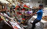 Des employés recyclent les cartons de fruits et de légumes au marché Mahane Yehuda de Jérusalem, le 25 juin 2015 (Crédit :  Nati Shohat/FLASH90)