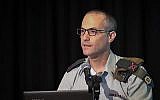 L'Avocat général des armées, le général de division Sharon Afek, prend la parole lors d'une conférence à Tel Aviv, le 25 avril 2017. (Crédit: Roy Alima/Flash90)