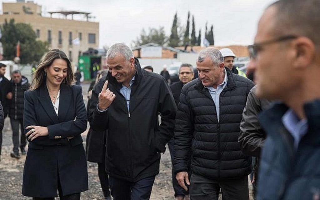 Le ministre des Finances, Moshe Kahlon, visite le site d'un projet de construction de logements sociaux du programme "Mechir Lemishtaken" à Jerusalem. (Hadas Parush/Flash90)