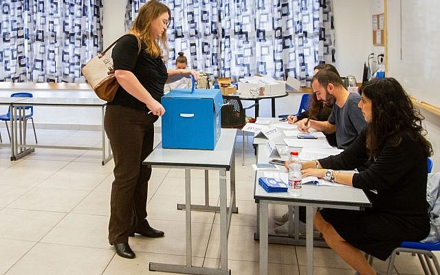Une Israélienne vote ,à Haïfa pendant les élections pour la Knesset, le 9 avril 2019 (Crédit :Meir Vaknin/ Flash90) Une Israélienne vote ,à Haïfa pendant les élections pour la Knesset, le 9 avril 2019 (Crédit :Meir Vaknin/ Flash90)