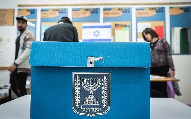 Des Israéliens déposent leur bulletin de vote dans l'urne d'un bureau de vote de Jérusalem, durant les élections législatives pour la 21e Knesset, le 9 avril 2019.(Crédit : Yonatan Sindel/Flash90) Des Israéliens déposent leur bulletin de vote dans l'urne d'un bureau de vote de Jérusalem, durant les élections législatives pour la 21e Knesset, le 9 avril 2019.(Crédit : Yonatan Sindel/Flash90)