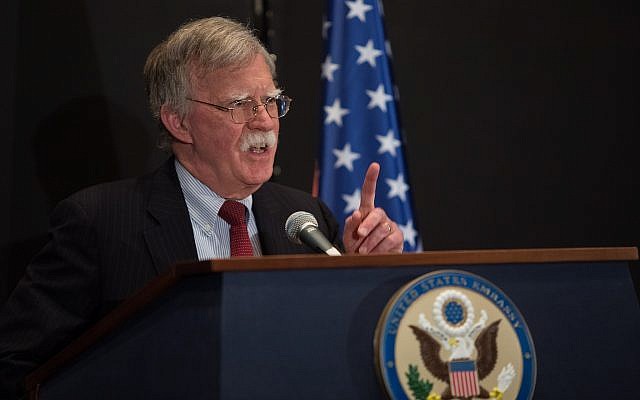 Le conseiller américain à la sécurité nationale, John Bolton, s'exprimant lors d'une conférence de presse à Jérusalem, le 25 juin 2019. (Crédit : Noam Revkin Fenton \ Flash90) Le conseiller américain à la sécurité nationale, John Bolton, s'exprimant lors d'une conférence de presse à Jérusalem, le 25 juin 2019. (Crédit : Noam Revkin Fenton \ Flash90)