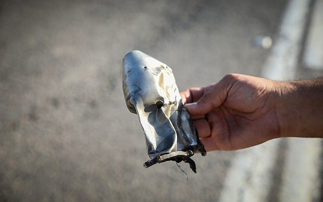 Un homme tient un débris de missile anti-char lancé par le Hezbollah depuis le Liban, près du moshav Avivim, au nord d'Israël, le 1er septembre 2019. (Crédit :David Cohen/Flash90) Un homme tient un débris de missile anti-char lancé par le Hezbollah depuis le Liban, près du moshav Avivim, au nord d'Israël, le 1er septembre 2019. (Crédit :David Cohen/Flash90)