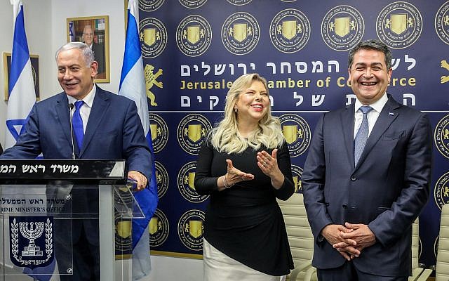 Le Premier ministre Benjamin Netanyahu lors de l'ouverture du bureau commercial du Honduras à Jérusalem, le 1er septembre 2019 (Crédit : Marc Israel Sellem/Pool/Flash90) Le Premier ministre Benjamin Netanyahu lors de l'ouverture du bureau commercial du Honduras à Jérusalem, le 1er septembre 2019 (Crédit : Marc Israel Sellem/Pool/Flash90)