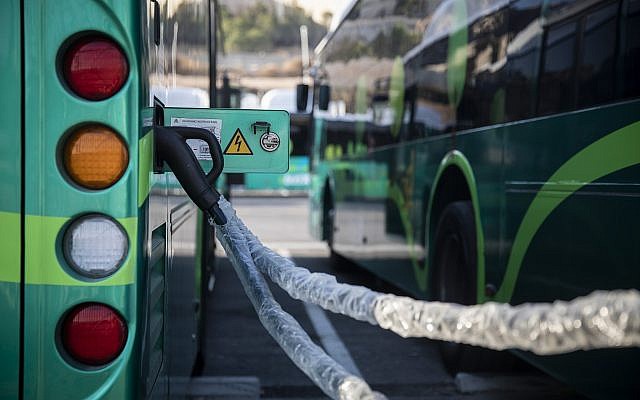 Les nouveaux bus électriques d'Egged à leur station de recharge à Jérusalem lors de la cérémonie de lancement, le 3 septembre 2019. (Crédit : Hadas Parush/Flash90) Les nouveaux bus électriques d'Egged à leur station de recharge à Jérusalem lors de la cérémonie de lancement, le 3 septembre 2019. (Crédit : Hadas Parush/Flash90)
