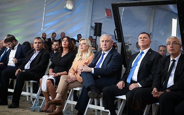 Le Premier ministre Benjamin Netanyahu, son épouse Sara, le président de la Knesset Yuli Edelstein et la ministre de la Culture Miri Regev assistent à une cérémonie marquant le 90e anniversaire des émeutes de 1929 à Hébron, devant le tombeau des Patriarches, le 4 septembre 2019. (Gershon Elinson/Flash90) Le Premier ministre Benjamin Netanyahu, son épouse Sara, le président de la Knesset Yuli Edelstein et la ministre de la Culture Miri Regev assistent à une cérémonie marquant le 90e anniversaire des émeutes de 1929 à Hébron, devant le tombeau des Patriarches, le 4 septembre 2019. (Gershon Elinson/Flash90)