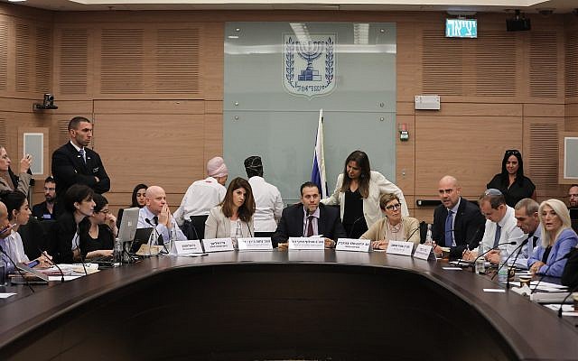 La députée du Likud et présidente de la Commission de régulation, Miki Zohar, au centre, dirige une discussion sur la loi dites des Caméras avant les prochaines élections à la Knesset, le 9 septembre 2019 (Crédit : Yonatan Sindel/FLASH90) La députée du Likud et présidente de la Commission de régulation, Miki Zohar, au centre, dirige une discussion sur la loi dites des Caméras avant les prochaines élections à la Knesset, le 9 septembre 2019 (Crédit : Yonatan Sindel/FLASH90)
