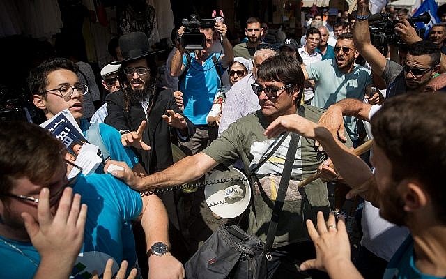 Les partisans du Likud s'opposent aux activistes du Camp démocratique au marché Mahane Yehuda de Jérusalem, le 13 septembre 2019 (Crédit : Yonatan Sindel/Flash90) Les partisans du Likud s'opposent aux activistes du Camp démocratique au marché Mahane Yehuda de Jérusalem, le 13 septembre 2019 (Crédit : Yonatan Sindel/Flash90)