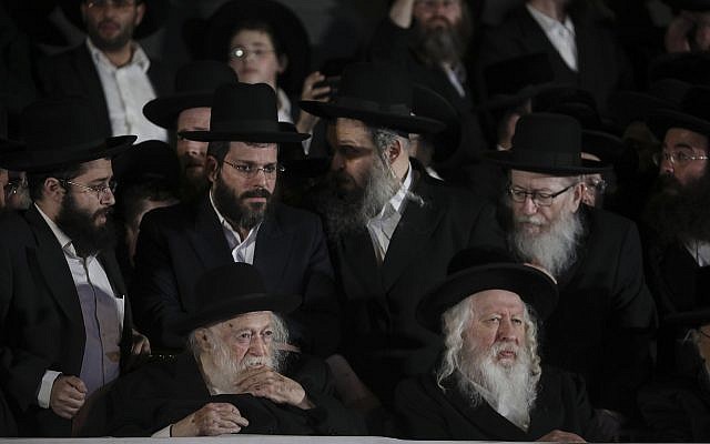 Le chef de file du mouvement hassidique Gour le rabbin Yaakov Aryeh Alter, à droite et le rabbin Chaim Kanievsky lors d'un meeting de campagne de Yahadout HaTorah à Jérusalem le 15 septembre 2019. (Crédit : Yonatan Sindel/Flash90)
