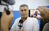 Le chef du parti Travailliste-Gesher Amir Peretz parle aux médias après avoir voté dans un bureau de Sdérot, pendant les élections de la Knesset, le 17 septembre 2019 (Crédit : Flash90)
