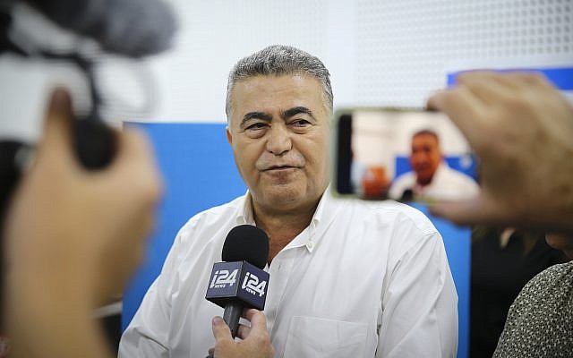 Le chef du parti Travailliste-Gesher Amir Peretz parle aux médias après avoir voté dans un bureau de Sdérot, pendant les élections de la Knesset, le 17 septembre 2019 (Crédit : Flash90)