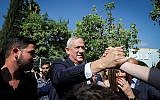 Benny Gantz, président du parti Kakhol lavan, a déposé son bulletin de vote dans un bureau de vote à Rosh Haayin le jour des élections, le 17 septembre 2019. (Noam Revkin Fenton/Flash90)