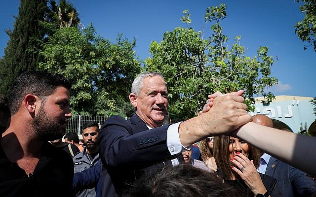 Benny Gantz, président du parti Kakhol lavan, a déposé son bulletin de vote dans un bureau de vote à Rosh Haayin le jour des élections, le 17 septembre 2019. (Noam Revkin Fenton/Flash90) Benny Gantz, président du parti Kakhol lavan, a déposé son bulletin de vote dans un bureau de vote à Rosh Haayin le jour des élections, le 17 septembre 2019. (Noam Revkin Fenton/Flash90)