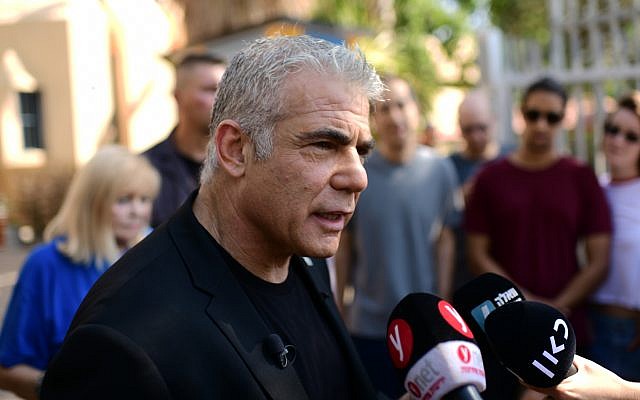 Le député de Kakhol lavan Yair Lapid parle aux médias après avoir voté dans un bureau de vote de Tel Aviv, le 17 septembre 2019. (Crédit : Tomer Neuberg/Flash90) Le député de Kakhol lavan Yair Lapid parle aux médias après avoir voté dans un bureau de vote de Tel Aviv, le 17 septembre 2019. (Crédit : Tomer Neuberg/Flash90)