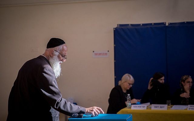 A titre d'illustration : Un homme vote dans un bureau de vote à Jérusalem lors des élections à la Knesset, le 17 septembre 2019. (Yonatan Sindel/Flash90) A titre d'illustration : Un homme vote dans un bureau de vote à Jérusalem lors des élections à la Knesset, le 17 septembre 2019. (Yonatan Sindel/Flash90)