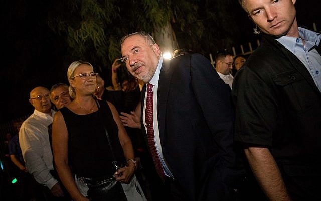 Le leader du parti Yisrael Beytenu arrive au siège de sa formation à Jérusalem le soir des élections, le 17 septembre 2019 (Crédit :  Yonatan Sindel/FLASH90)