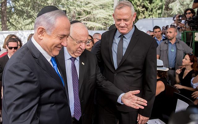 Le président Reuven Rivlin, le Premier ministre Benjamin Netanyahu et le dirigeant bleu et blanc Benny Gantz se serrent la main lors de la cérémonie commémorative du défunt président Shimon Peres au cimetière du mont Herzl à Jérusalem le 19 septembre 2019. (Crédit : Yonatan Sindel / Flash90 Le président Reuven Rivlin, le Premier ministre Benjamin Netanyahu et le dirigeant bleu et blanc Benny Gantz se serrent la main lors de la cérémonie commémorative du défunt président Shimon Peres au cimetière du mont Herzl à Jérusalem le 19 septembre 2019. (Crédit : Yonatan Sindel / Flash90