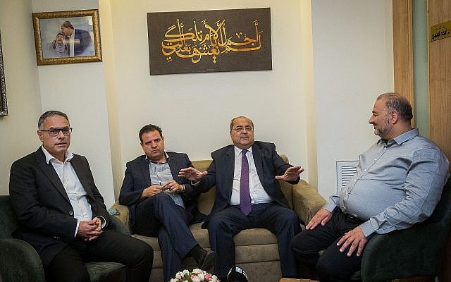 Les leaders de la Liste arabe unie Ayman Odeh, deuxième à gauche,  Ahmad Tibi, deuxième à droite, Mtanes Shehadeh, à gauche et  Mansour Abbas se rencontrent à la Knesset avant leur rencontre avec Reuven Rivlin, le 22 septembre 2019 (Crédit : Yonatan Sindel/Flash90)