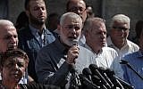 Le leader du Hamas Ismail Haniyeh participe à un rassemblement de solidarité pour les prisonniers palestiniens détenus dans les centres de détention israéliens aux abords du siège de la Croix rouge à Gaza, le 30 septembre 2019 (Crédit : Flash90)