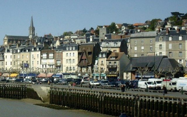 Le centre-ville de Trouville-sur-Mer sur sur les bords de la Touques. (Crédit : Wikimédia/CC BY-SA 3.0)