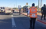 Un employé de United Hatzala sur les lieux d'une attaque au couteau présumée, le 25 septembre 2019, à Maccabim-Reut (Crédit : United Hatzala)