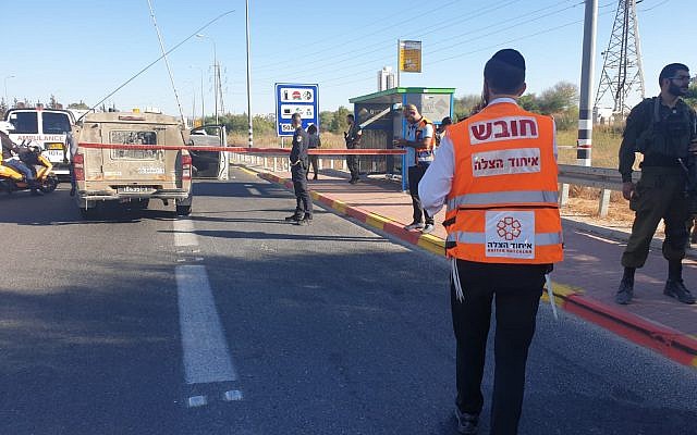 Un employé de United Hatzala sur les lieux d'une attaque au couteau présumée, le 25 septembre 2019, à Maccabim-Reut (Crédit : United Hatzala)