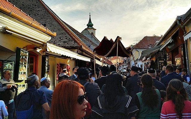 Les célébrations pour la consécration d'une nouvelle synagogue et d'un rouleau de Torah à Szentendre, en Hongrie, le 22 septembre 2019 (Crédit : Yaakov Schwartz/ Times of Israel)