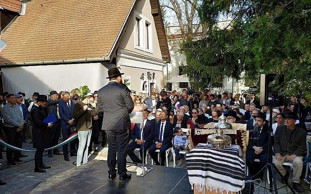 Le rabbin de l'EMIH Slomo Koves  parle à la foule à l'occasion de l'inauguration d'un nouveau centre 'Habad à Szentendre, en Hongrie, le 22 septembre 2019 (Crédit : Yaakov Schwartz/ Times of Israel)