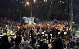 Les 108 musiciens ayant participé à "Shalem", un concert d'instruments cassés organisé dans le cadre du festival Mekudeshet (Crédit : Jessica Steinberg/Times of Israel)