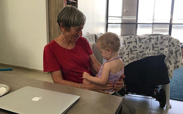 La professeure Mary Rudolf et son petit-enfant à Tel Aviv, le 30 juillet 2019 (Crédit : Shoshanna Solomon/Times of Israel)