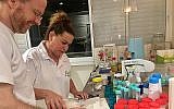 Ilan Samish, à gauche, le fondateur et PDG d'Amai Proteins, travaillant dans son laboratoire. (Autorisation)