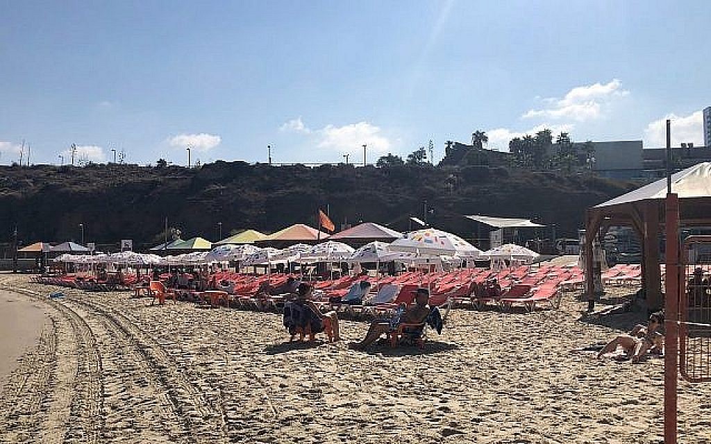 La plage de Mezizim à Tel Aviv, le jour des élections, le 17 septembre 2019 (Crédit : Jacob Magid/Times of Israel)