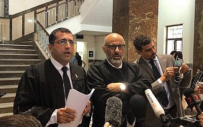 De gauche à droite : Les avocats de Malka Leifer, Tal Gabay et Yehuda Fried, s’entretiennent avec des journalistes au tribunal de district de Jérusalem, le 23 septembre 2019. (Crédit : Jacob Magid / Times of Israël)