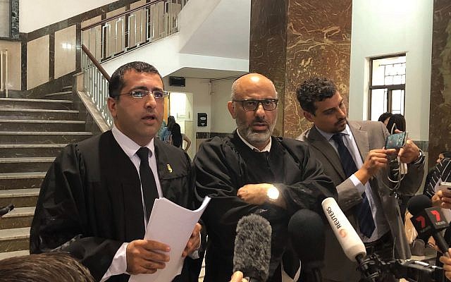 De gauche à droite : Les avocats de Malka Leifer, Tal Gabay et Yehuda Fried, s’entretiennent avec des journalistes au tribunal de district de Jérusalem, le 23 septembre 2019. (Crédit : Jacob Magid / Times of Israël) De gauche à droite : Les avocats de Malka Leifer, Tal Gabay et Yehuda Fried, s’entretiennent avec des journalistes au tribunal de district de Jérusalem, le 23 septembre 2019. (Crédit : Jacob Magid / Times of Israël)