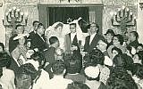 Sur cette photo datant de 1950 et fournie par Tales of Jewish Sudan, un mariage juif a lieu à la synagogue de Khartoum, au Soudan. Centre de la vie religieuse juive, la synagogue a été construite en 1926 au centre-ville de Khartoum, remplaçant une synagogue plus ancienne et plus petite. Le bâtiment a été vendu en 1987 après le départ de la majorité des Juifs soudanais du pays et il abrite actuellement une banque (Autorisation : Flore Eleini, Tales of Jewish Sudan, via AP)