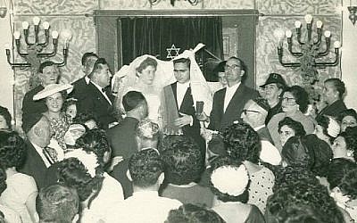 Sur cette photo datant de 1950 et fournie par Tales of Jewish Sudan, un mariage juif a lieu à la synagogue de Khartoum, au Soudan. Centre de la vie religieuse juive, la synagogue a été construite en 1926 au centre-ville de Khartoum, remplaçant une synagogue plus ancienne et plus petite. Le bâtiment a été vendu en 1987 après le départ de la majorité des Juifs soudanais du pays et il abrite actuellement une banque (Autorisation : Flore Eleini, Tales of Jewish Sudan, via AP)