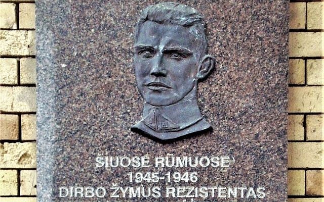Plaque en hommage à Jonas Noreika à Vilnius. Elle a été retirée en juillet 2019 et reinstallée en septembre. (Crédit : Alma Pater/Wikimedia Commons via JTA)