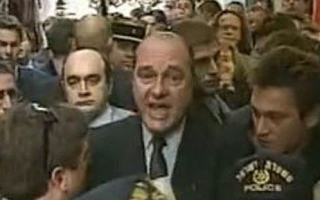 Jacques Chirac dans la Vieille Ville de Jérusalem lors de son coup de colère, en 1996. (Crédit : capture d’écran YouTube INA) Jacques Chirac dans la Vieille Ville de Jérusalem lors de son coup de colère, en 1996. (Crédit : capture d’écran YouTube INA)