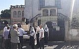 Des fidèles de Cracovie expulsés de la synaogue Izaak, le 1er juillet 2019 (Crédit : Rabbi Avi Baumol)