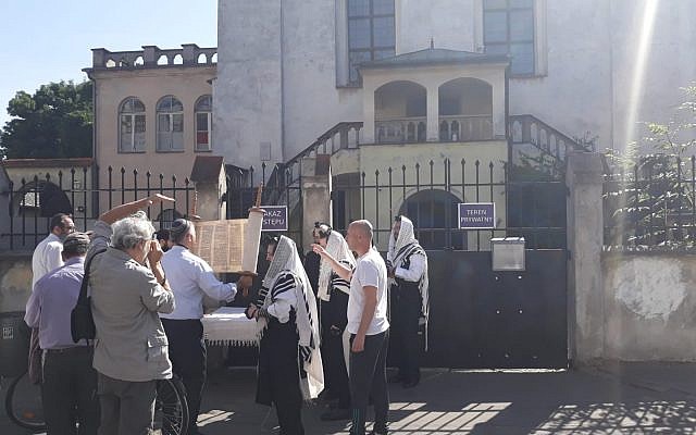 Des fidèles de Cracovie expulsés de la synaogue Izaak, le 1er juillet 2019 (Crédit : Rabbi Avi Baumol) Des fidèles de Cracovie expulsés de la synaogue Izaak, le 1er juillet 2019 (Crédit : Rabbi Avi Baumol)