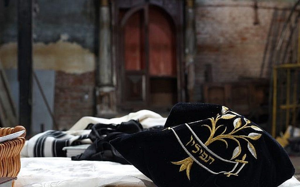 Une paire de phylactères dans la synagogue du quartier de La Boca de Buenos Aires, qui vient d'être rendue à la communauté juive (Crédit : Daniel Silicaro)